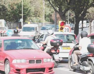 A sinistra: ingorgo di auto alla rotatoria di piazza Dante per i lavori Asa. Sopra: circolazione ko sul Romito dopo un incidente