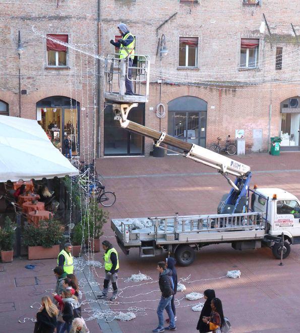 Nuove luminarie Operai già al lavoro 