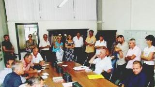 Un gruppo di abitanti della zona di Anderlino in Comune per perorare la loro causa, e una delle aree agricole lungo la statale Aurelia