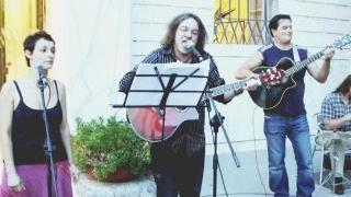 L’assessore Cecotti e il sindaco Zubbani e, sopra, uno dei complessi