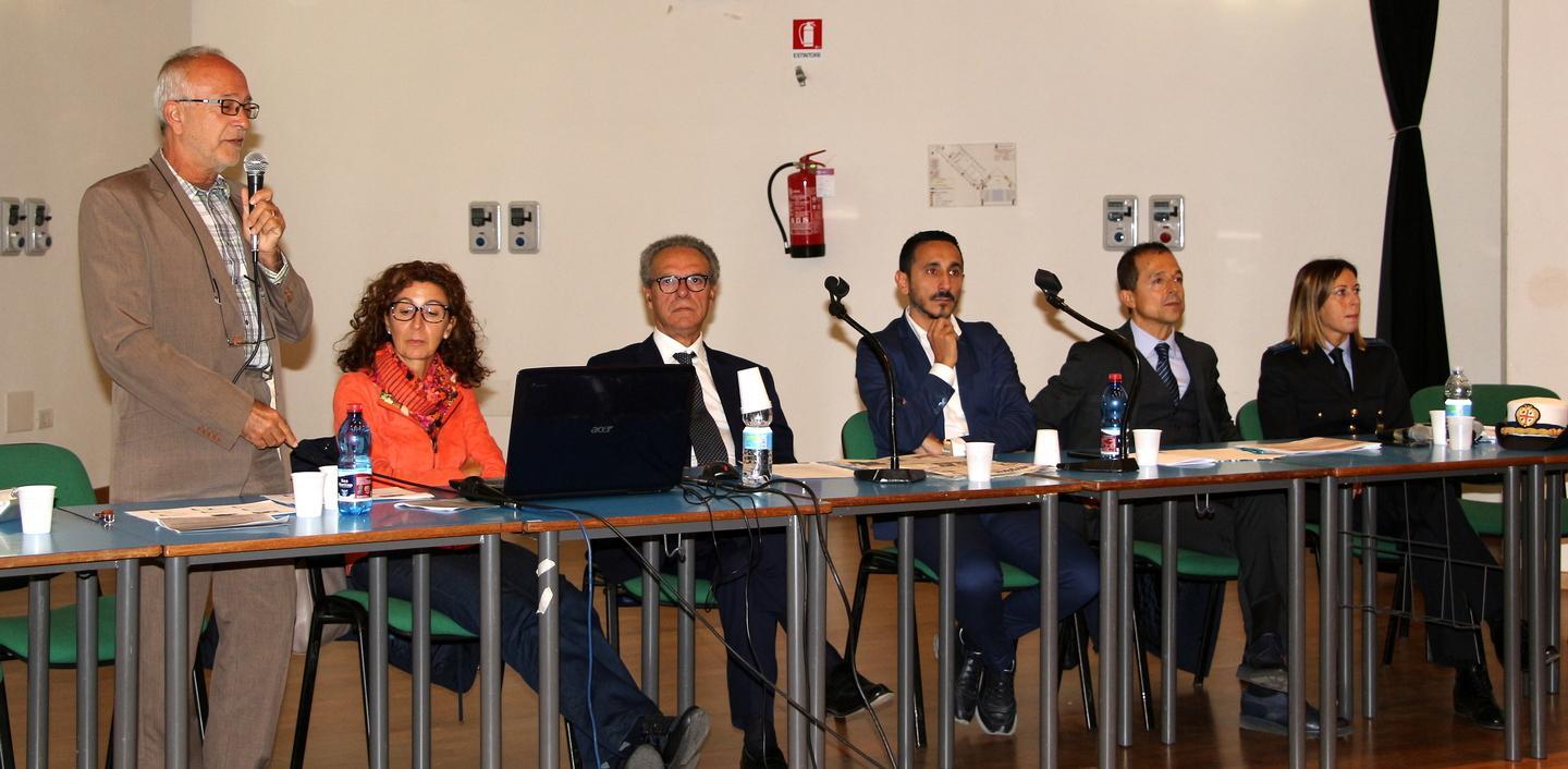 Il comandante della polizia municipale: «Non diventate smartphone zombie»