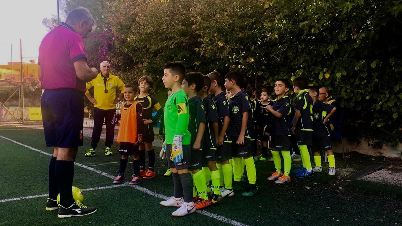 Tutti in campo dietro un pallone