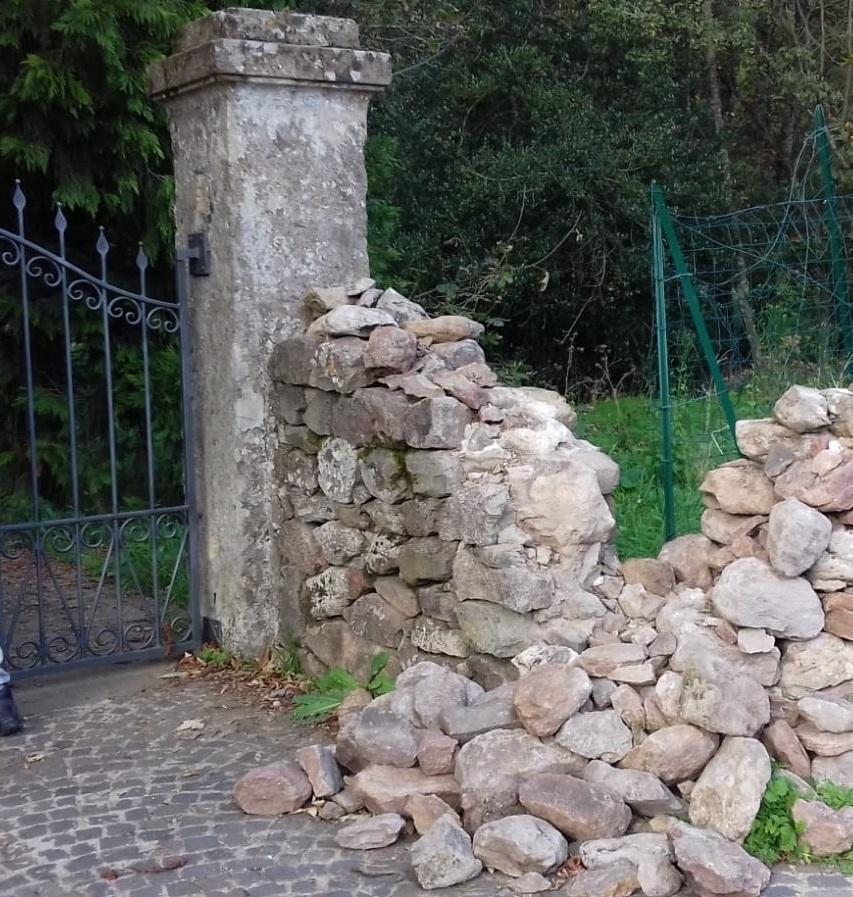 Villa Piercy, cedono i muretti a secco 