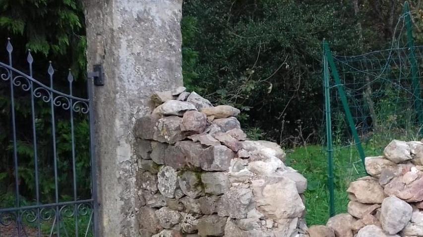 Villa Piercy, cedono i muretti a secco