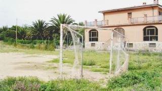 Il campetto da calcio ad Albereto, sarà recuperato come centro sportivo