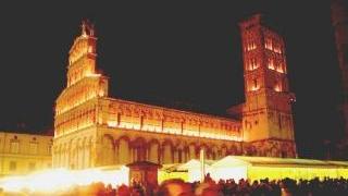 Sopra la cattedrale di S. Martino durante la Luminara