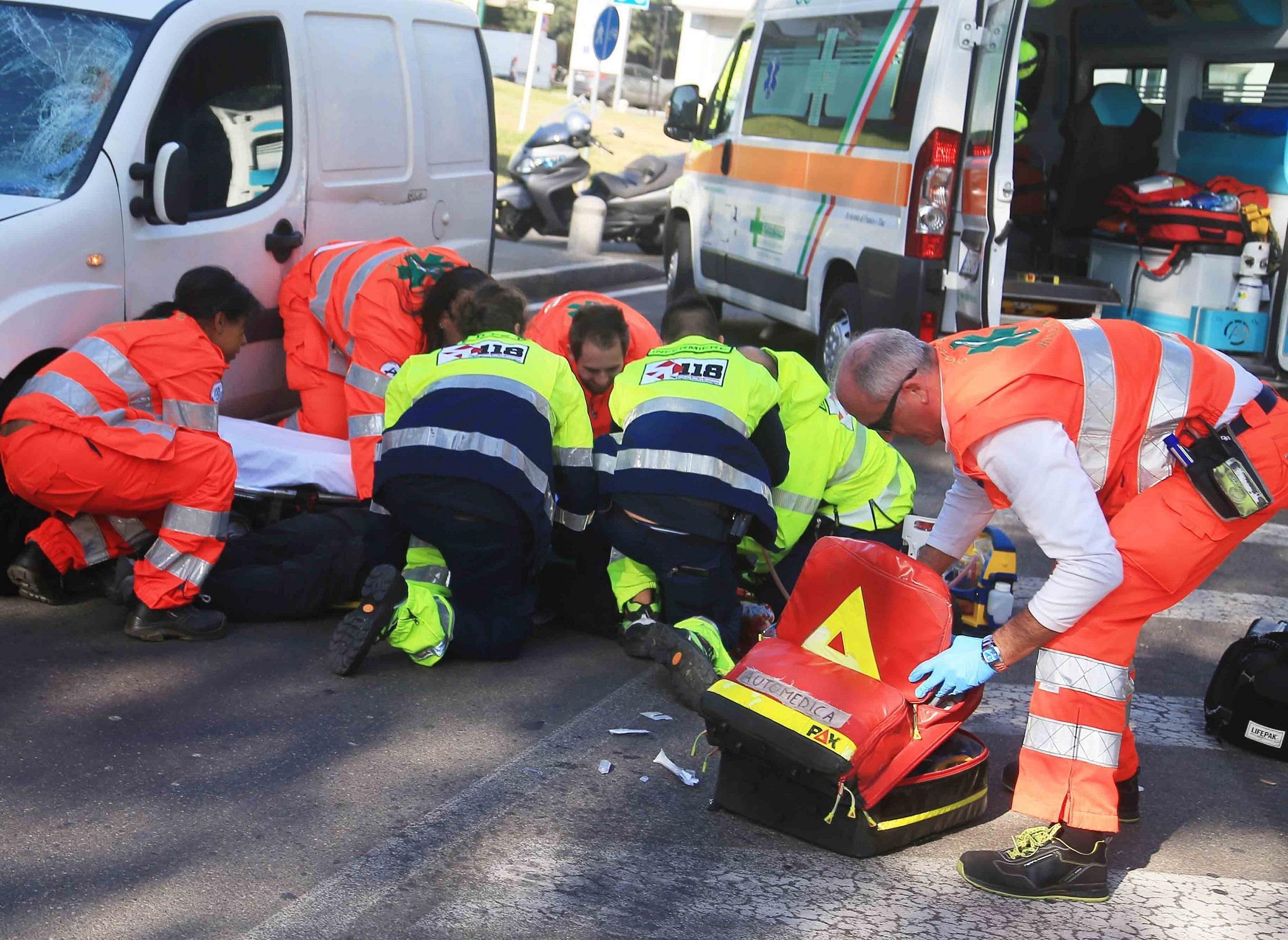 Reggio Emilia, 18enne investita mentre attraversa la via Emilia: è grave