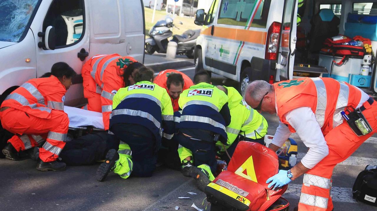 Reggio Emilia, 18enne investita mentre attraversa la via Emilia: è grave