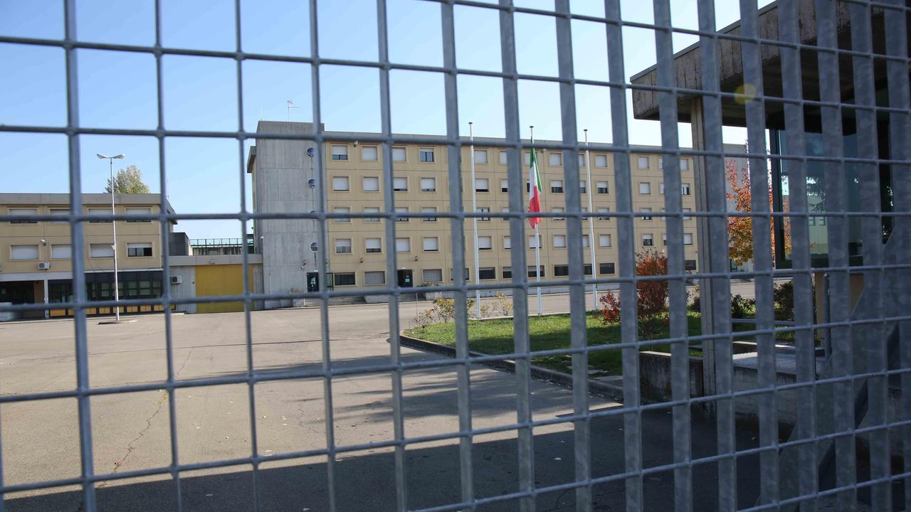 Reggio Emilia, portava la droga in carcere: scoperto con le dosi dentro al penitenziario