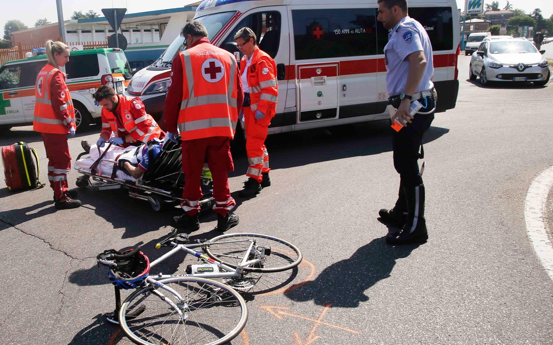 Incidente in pieno centro a Montecchio, grave un anziano ciclista