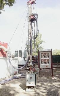 La trivella che sta perforando il terreno per il pozzo
