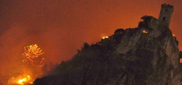 Incendi, brucia il monte Serra evacuate le prime case a Calci