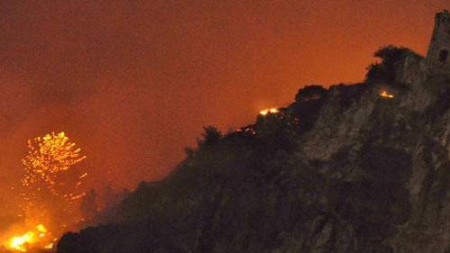 Incendi, brucia il monte Serra evacuate le prime case a Calci