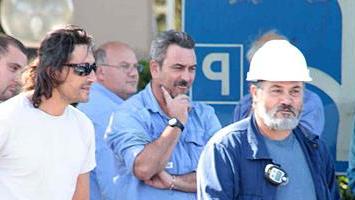 Gli operai bloccano la raffineria dell'Eni"No alla vendita o facciamo come l'Innse"