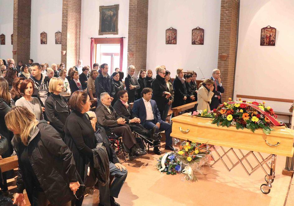 «Ciao Poppy cara» L’ultimo saluto tra le note di Clapton 