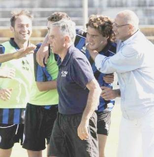 Talignani abbracciato da Aringhieri dopo il gol di Bonuccelli