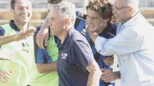 Talignani abbracciato da Aringhieri dopo il gol di Bonuccelli