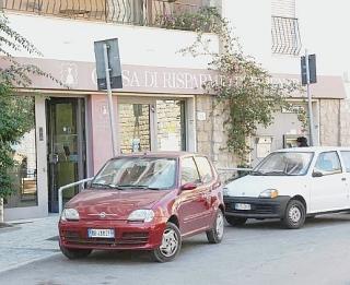<strong>RAPINA.</strong> Un cassiere della Cassa di Risparmio di Porto Ercole conta il denaro