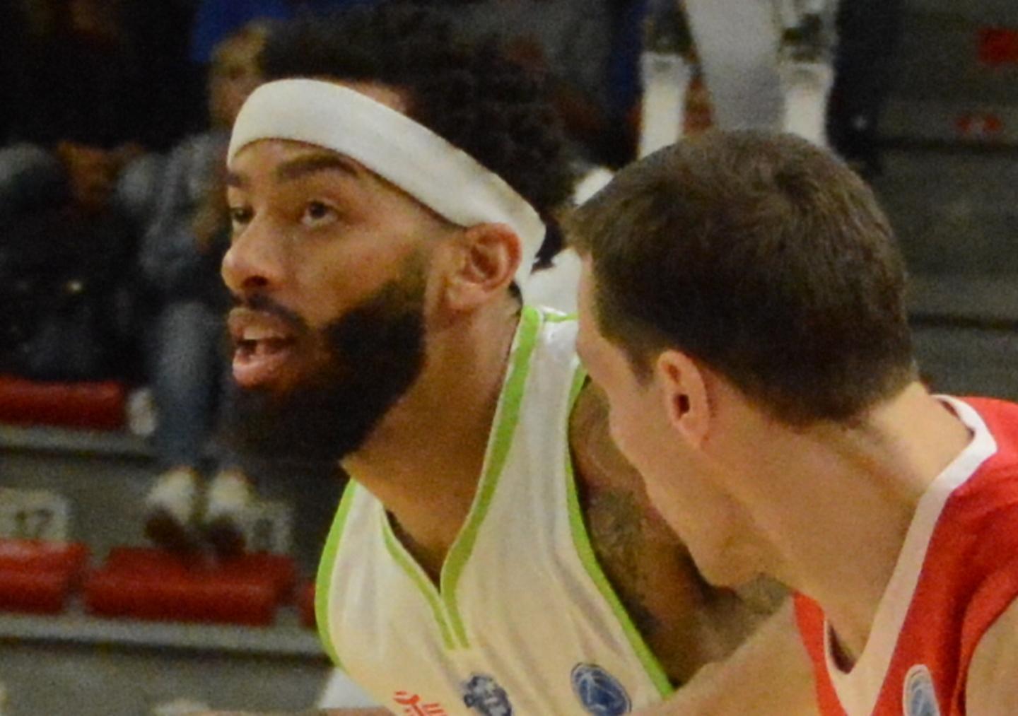Bamforth e Petteway seminano Cooley passa con l’aratro