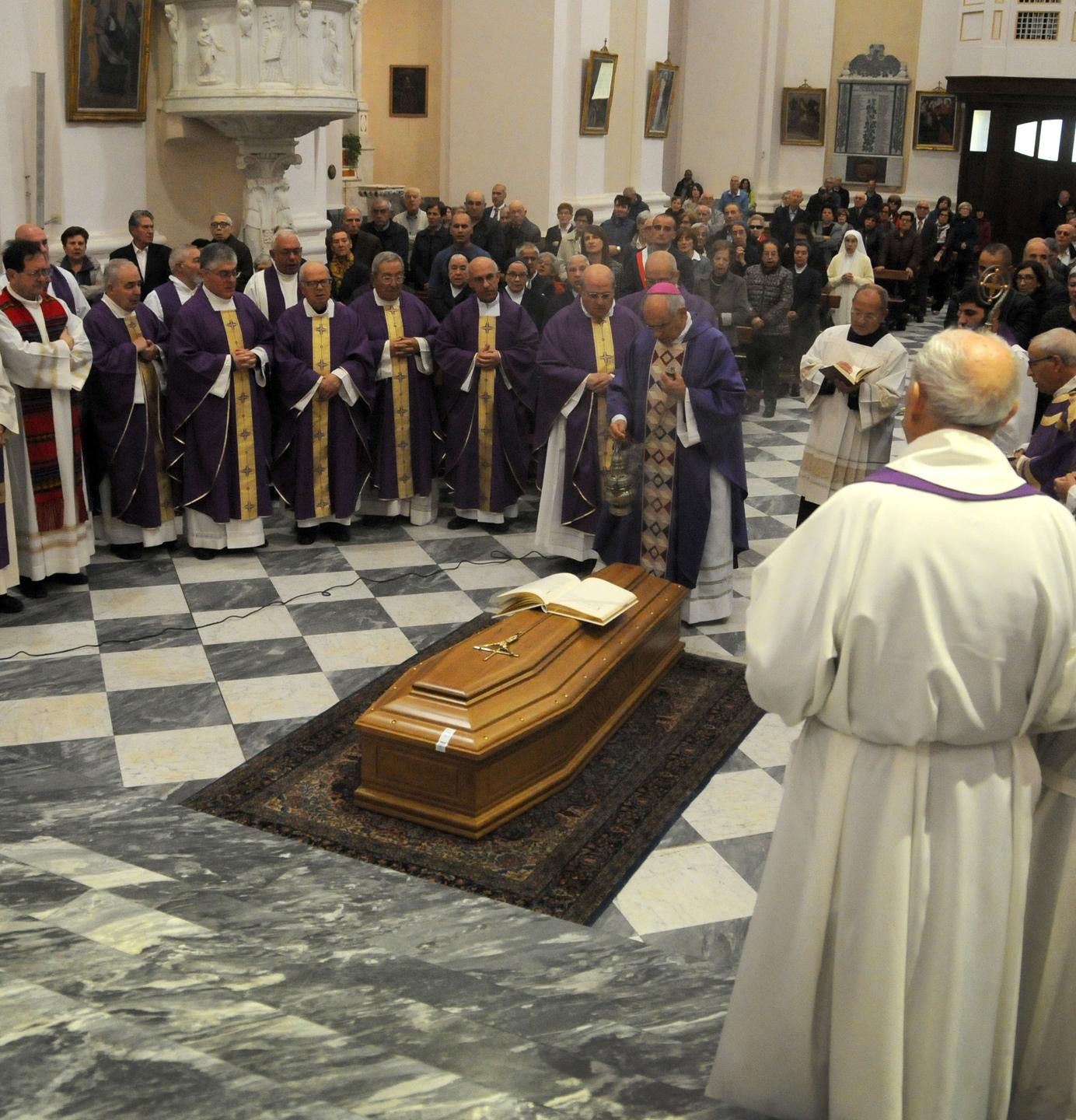 L’ultimo saluto a don Salvatore Bussu