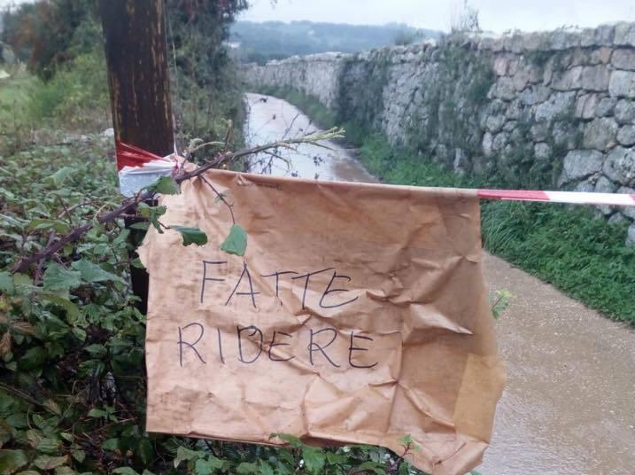 Luras, ponti chiusi per la pioggia cartello di protesta (con errore)