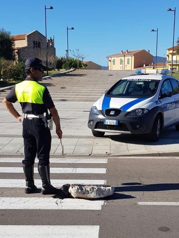 Si solleva una lastra d’asfalto polizia locale in via D’Annunzio 