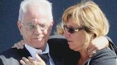 Tanti girasoli e gigli bianchiper l'ultimo saluto a Cecilia la dottoressa dal sorriso mite