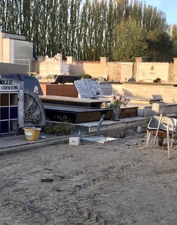 Cimitero transennato, ancora lunga la strada per la riapertura 