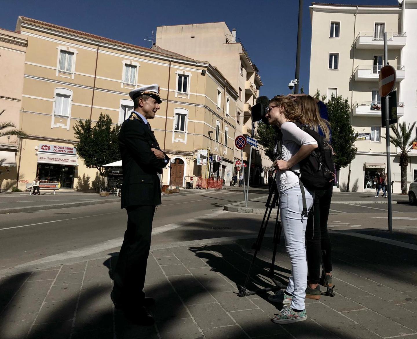 Il comandante Serra con le inviate di France 2, tv di stato transalpina