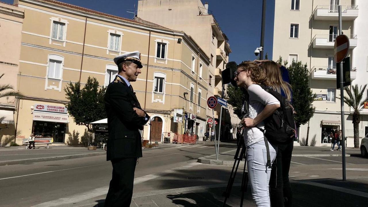 Il comandante Serra con le inviate di France 2, tv di stato transalpina