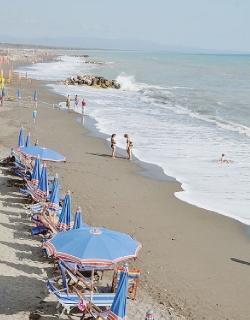 Un’immagine della spiaggia a Marina di Cecina