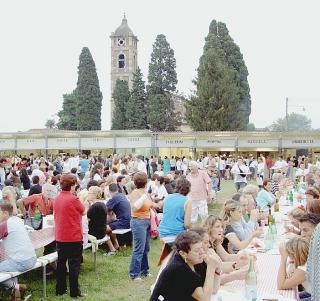 Il presidente provinciale della Fipe Confcommercio Renzo Bertini e gli stand di una delle tante sagre in svolgimento in Valdinievole