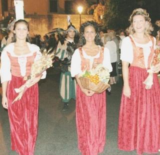 A destra il sindaco Roberto Cenni insieme alla moglie Elena saluta la folla