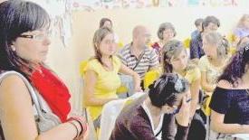 A fianco e a destra gli insegnanti in attesa alle scuole Carradori