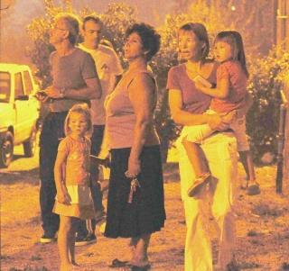 I soccorsi e le fiamme che dal primo pomeriggio di ieri hanno avvolto i monti pisani: la Verruca è stata attaccata prima sul versante di Calci, poi ha minacciato le case nel territorio di Vicopisano A Calci sono state evacuate, per precauzione, 2 famiglie: alla Bargagna vicino al torrente Barga