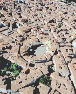 Lucca vista dall’alto copn in primo piano l’inconfondibile ovale di piazza dell’Anfiteatro
