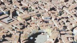 Lucca vista dall’alto copn in primo piano l’inconfondibile ovale di piazza dell’Anfiteatro
