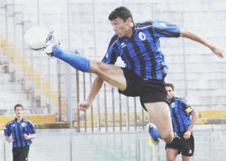 Il nerazzurro Vitaliano Bonuccelli mentre stoppa la palla di piede
