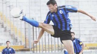 Il nerazzurro Vitaliano Bonuccelli mentre stoppa la palla di piede