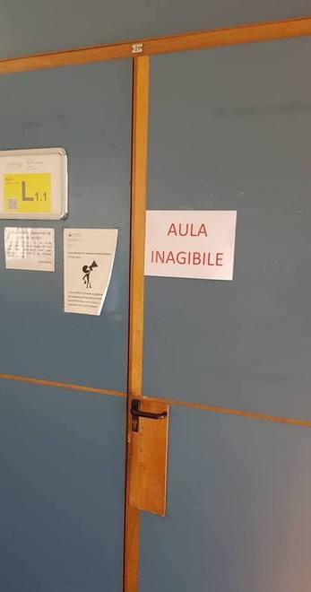 Crolla un controsoffitto, paura in aula all’università 