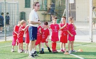 Ragazzini della scuola di calcio dello Zambra
