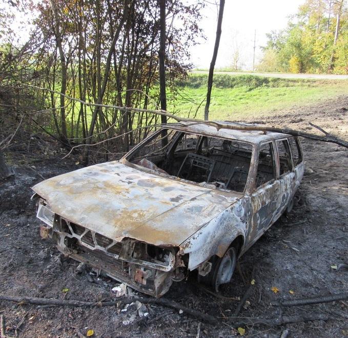 Incendio doloso distrugge cento rotoballe e un’auto 