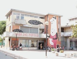 Il buco fatto dai ladri per intrufolarsi nel retro del bar e sopra la piazzetta dov’è l’Arci