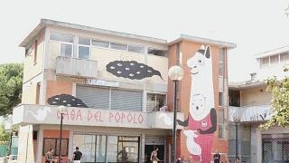 Il buco fatto dai ladri per intrufolarsi nel retro del bar e sopra la piazzetta dov’è l’Arci