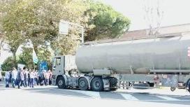 <strong>FERMO</strong> «Da qui non si passa» intimano i manifestanti al conducente della cisterna