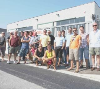 Gli operai della Bulleri Brevetti davanti all’azienda