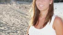 Sopra la foto di Elena poco dopo la nascita Accanto lei sul molo quindici anni dopo