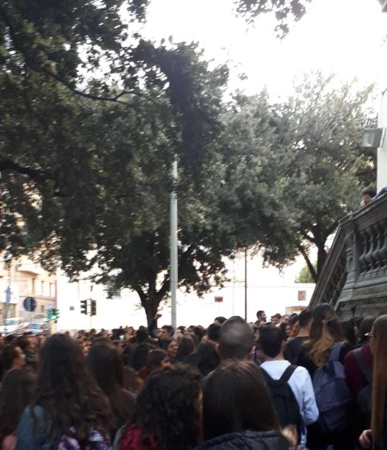Sassari, liceo Castelvì senz’acqua: gli studenti restano fuori 