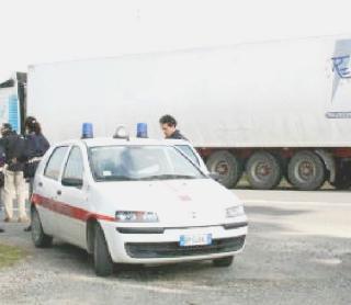 Una pattuglia dei vigili urbani
