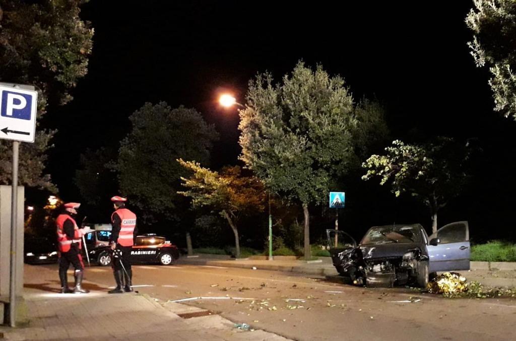 Con l'auto contro un albero, perde la vita una ragazza di 21 anni